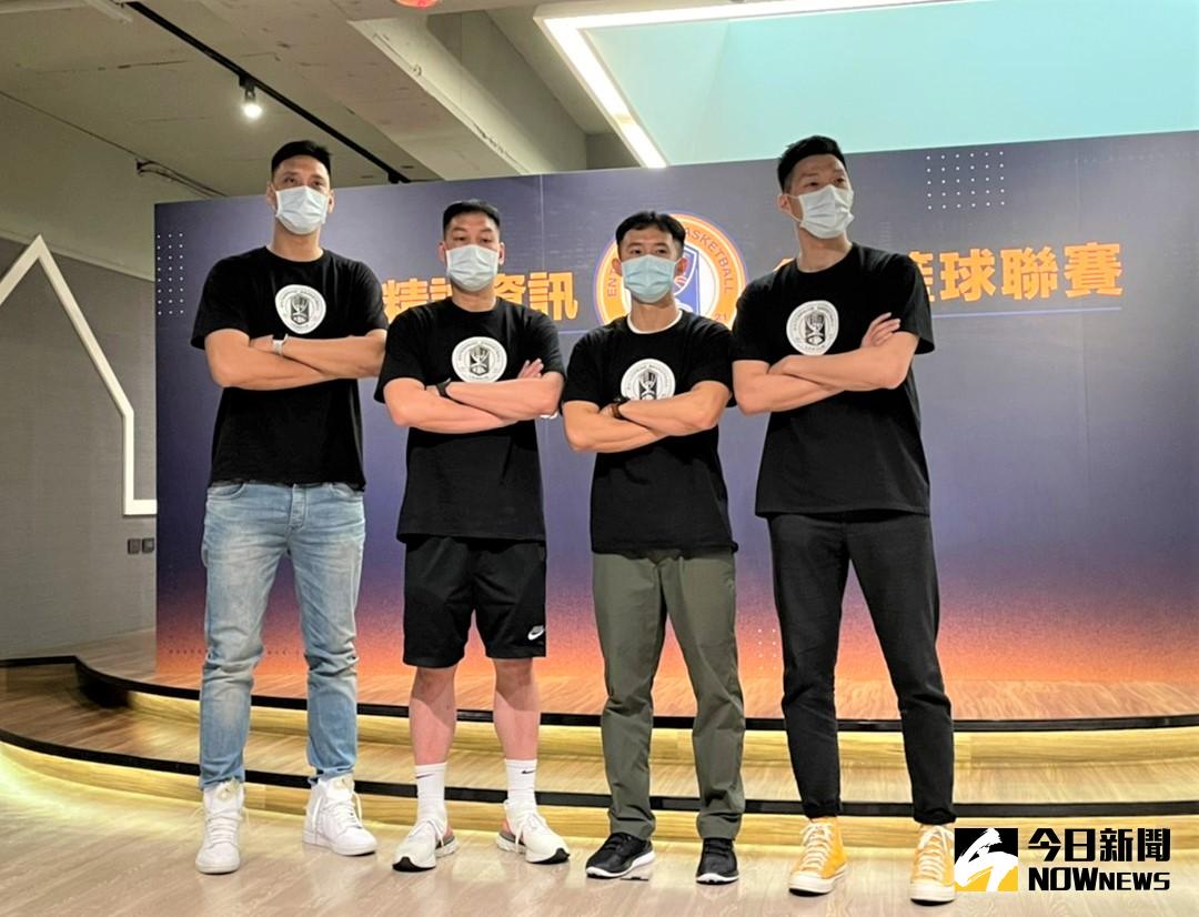 ▲「精誠資訊企業籃球聯賽」今日舉行賽前記者會，邀請四大賽區球星田壘（左起）、陳世念、蔣淯安和成力煥出席，4人化身客座教練，分享籃球心得。（圖／鍾東穎攝）