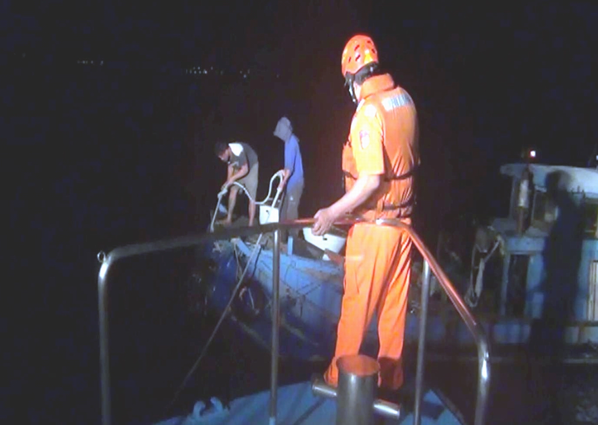 ▲一艘膠筏於29日凌晨3時左右，在屏東縣恆春紅柴坑港外(距岸約300公尺)海域行駛，突因發電機故障失去動力漂流，船上搭載人員共2人無法立即排除故障恐有擱淺疑慮。（圖／記者黃正忠翻攝, 2021.04.29