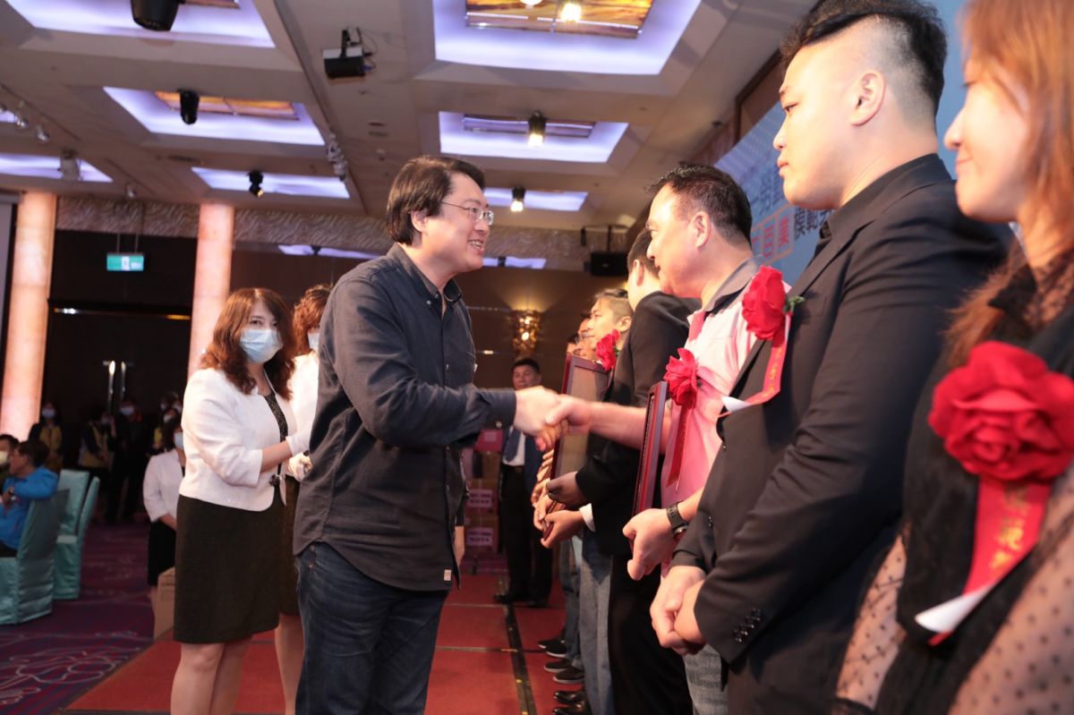 ▲基隆市長林右昌今晚親自表揚由各總工會推舉的250位模範勞工。（圖／基隆市政府提供）