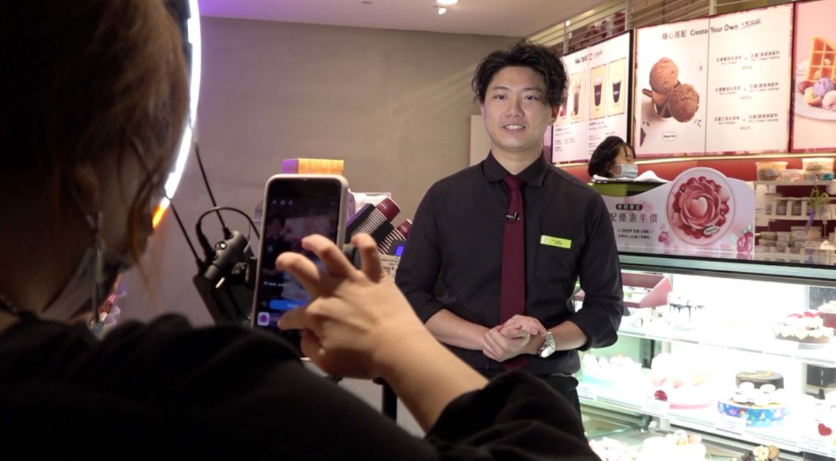 ▲各家百貨公司加速、加重直播頻率，其中有不少業者成立專責單位負責，如京站看好直播帶來的效應，樓管變身直播主，更成立直播小組部門。（圖／攝影記者葉政勳攝）