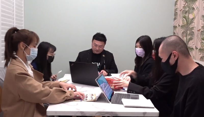 ▲微風線上精品平台賣精品服飾、高價珠寶精品,電商小組經營團隊坦言,與品牌交手非常困難,得說服給出電商特別價或獨家品項,這在過去幾乎不可能。(圖/攝影記者葉政勳攝)