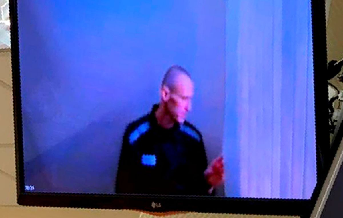 ▲俄羅斯反對派領袖納瓦尼（Alexei Navalny）29日在獄中透過視訊出庭，他看起來身形憔悴，但仍持反抗態度。這是他自上週結束絕食以來首次公開露面。（圖／美聯社／達志影像）