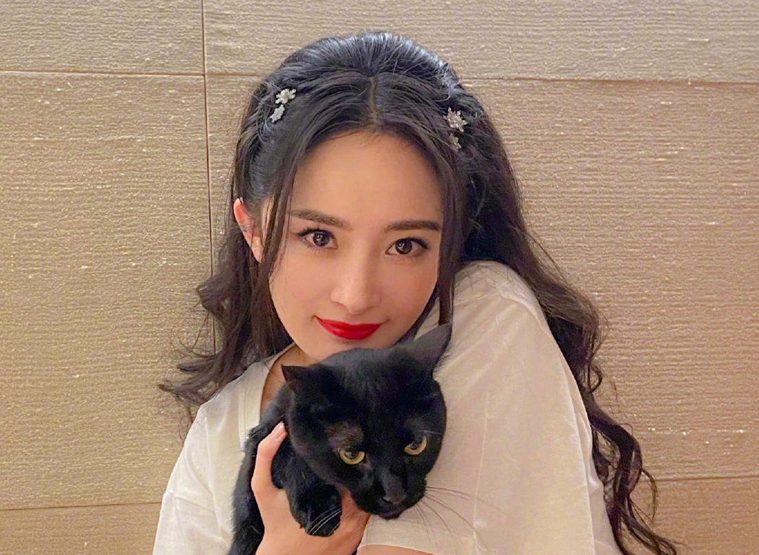 ▲楊冪與許凱拍攝吻戲，卻被網友發現男方吻了她之後用衛生紙擦嘴。（圖／翻攝楊冪微博）