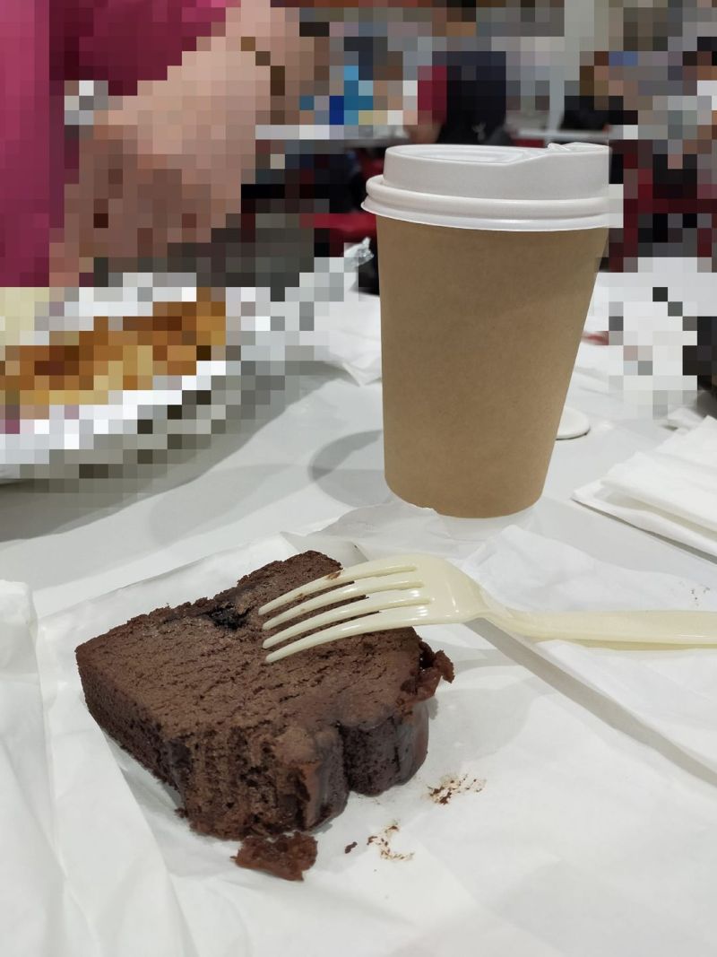 ▲原PO到好市多買了一杯熱美式咖啡,竟收到「驚喜小點」。(圖/翻攝自《Costco好市多商品消費心得分享區》)