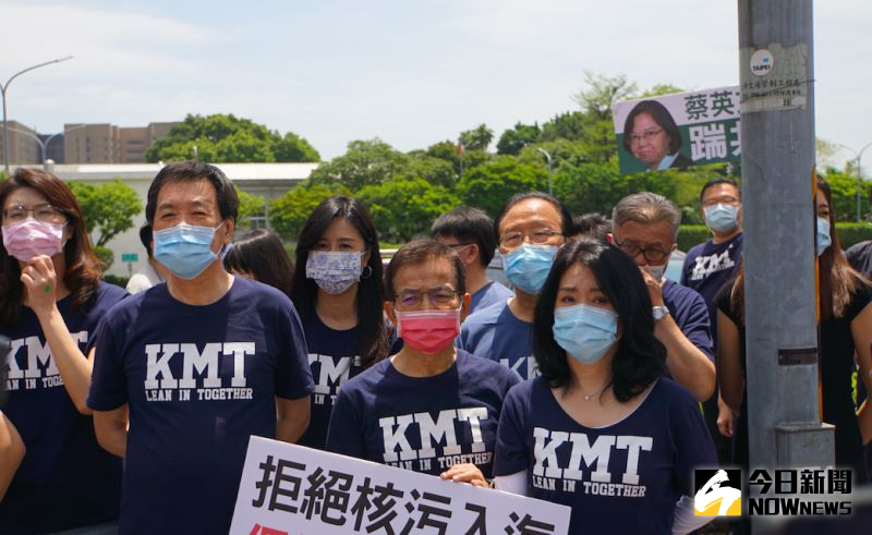 ▲抗議駐日代表謝長廷媚日言論，國民黨立院黨團在總召費鴻泰領導下，步行至總統府，要求撤換謝長廷。（圖／記者呂炯昌攝，2021.04.30）