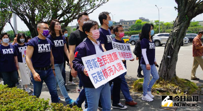 ▲抗議駐日代表謝長廷媚日言論，國民黨立院黨團在總召費鴻泰領導下，步行至總統府，要求撤換謝長廷。（圖／記者呂炯昌攝，2021.04.30）