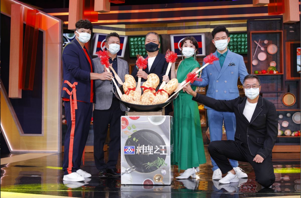 ▲廚佛瑞德（左起）、台菜廚神阿發師、東森集團總裁王令麟、料理之王主持人lulu、亞洲廚神Jason Wang 、資深製作人王偉忠出席《料理之王2》記者會。（圖／量子娛樂提供）