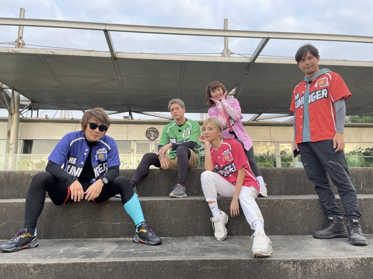 ▲王仁甫（左起）、許孟哲、蔡黃汝、峮峮、孫協志挑戰登上龜山島最高峰。（圖／中視提供）