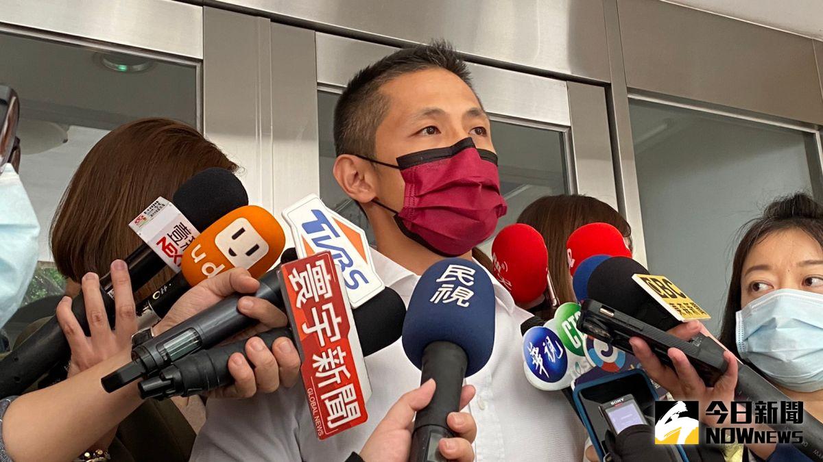 ▲吳怡農今（30）出面解釋為何不能第一時間開鍘趙介佑，和他與趙家的關係（圖/記者胡宥心攝影，2020.4.30