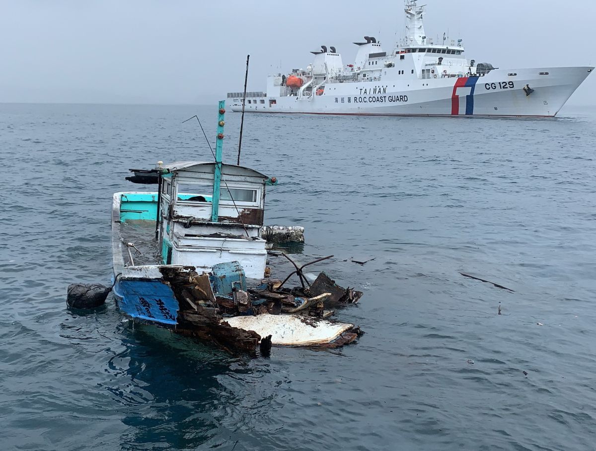 ▲海巡署艦隊分署高雄艦馳救我國籍義豐○號漁船。(圖／海巡署艦隊分署提供)
