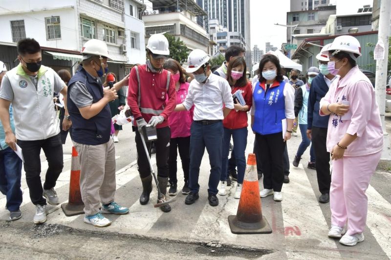 ▲林欽榮實際測試道路刨鋪改善工程，希望給在地的商家跟住戶一個安全平坦的用路環境。（圖／高市府提供）