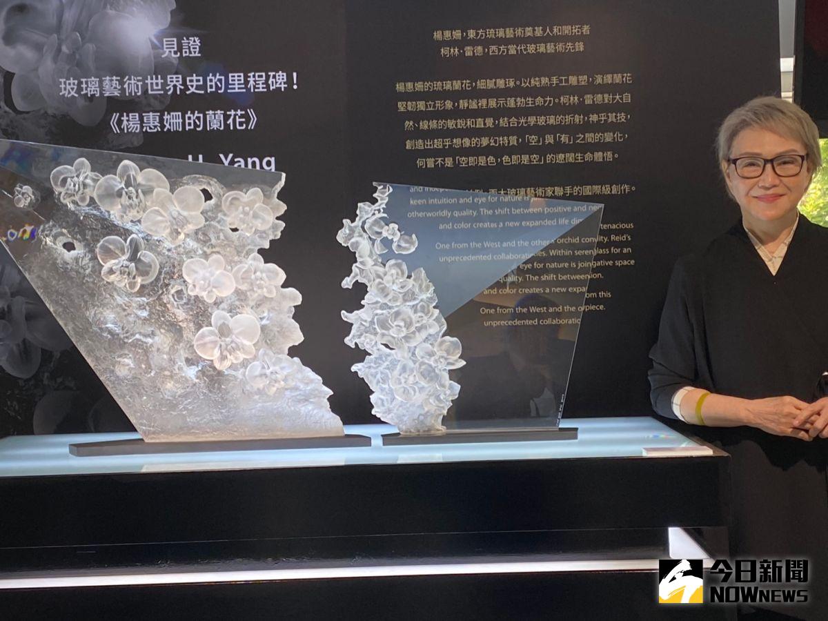 ▲「楊惠姍的蘭花」由英國藝術家柯林聯手楊惠姍創作，彷如跨國演繹琉璃雙重奏。（圖／記者金武鳳攝，2021.4.30)
