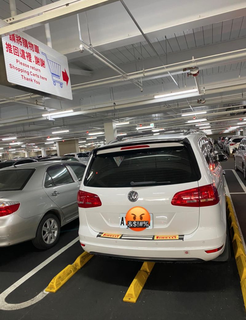 ▲男網友PO出在好市多停車場看見白車直接霸佔「購物車停放區」的離譜畫面。(圖/翻攝自《爆料公社公開版》)