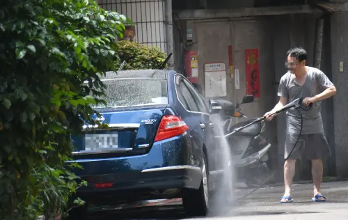 ▲與一般迷思不同，達人指出下雨前洗車的目的在於清空漆面髒污，並透過打蠟或上維護劑建立一層「防護膜」，讓雨水夾帶的酸性物質不易直接滲透漆面造成損傷。（圖／NOWNEWS 資料照）