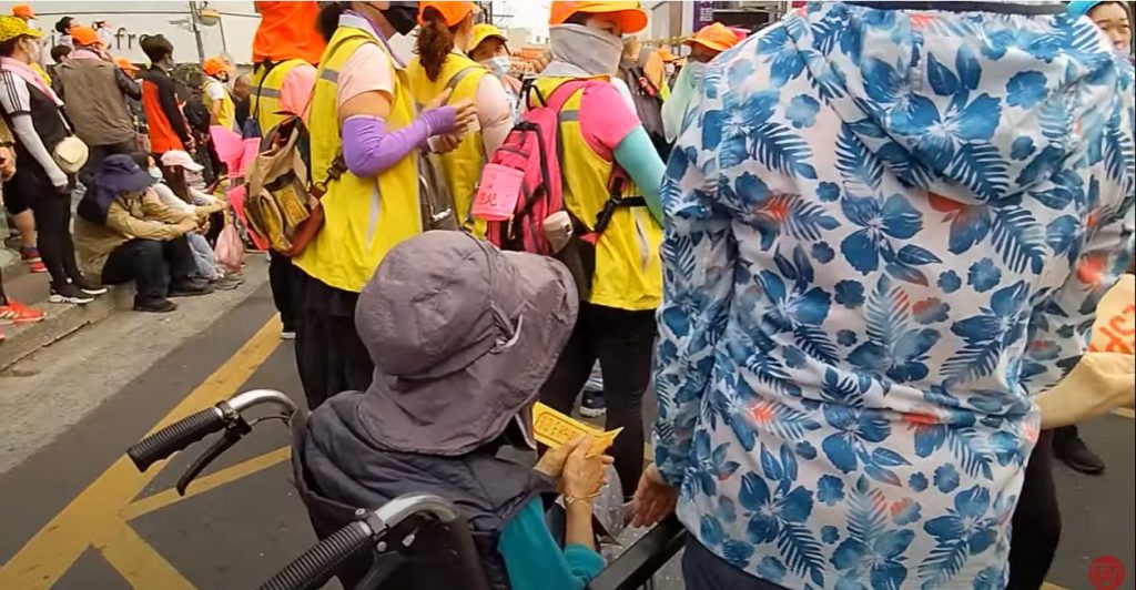 超暖孝心！白沙屯媽祖繞境第三天　女兒推著年邁母親誠心祈求（圖／翻攝自白沙屯媽祖網路電視台）