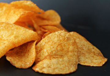 ▲洋芋片是許多民眾喜愛的零食,有網友詢問大家「哪家洋芋片是霸主CP王?」引發討論。(示意圖/翻攝自pixabay) ▲過年年菜、零食熱量大公開!營養師教學怎麼吃才不會年後幸福肥。(示意圖/翻攝自pixabay)