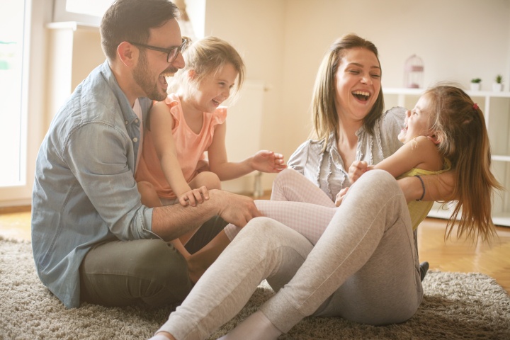 照顧小孩，是夫妻兩人共同的責任。（圖／Shutterstock）