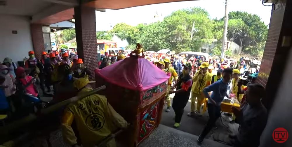 白沙屯媽祖與山邊媽祖前往北港刈火進香已經進入第二天，今（13）日一早五點從沙鹿的體育服飾店起駕，繼續旅程。然而在昨（12）日中午選擇停駕地點時，發生了一段令人感動的故事。