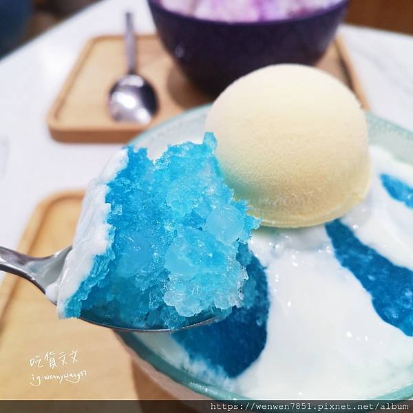 ▲富士山的醬料是以洋甘菊藍醬製成的，吃起來是甜甜的口感。（圖／WalkerLand）