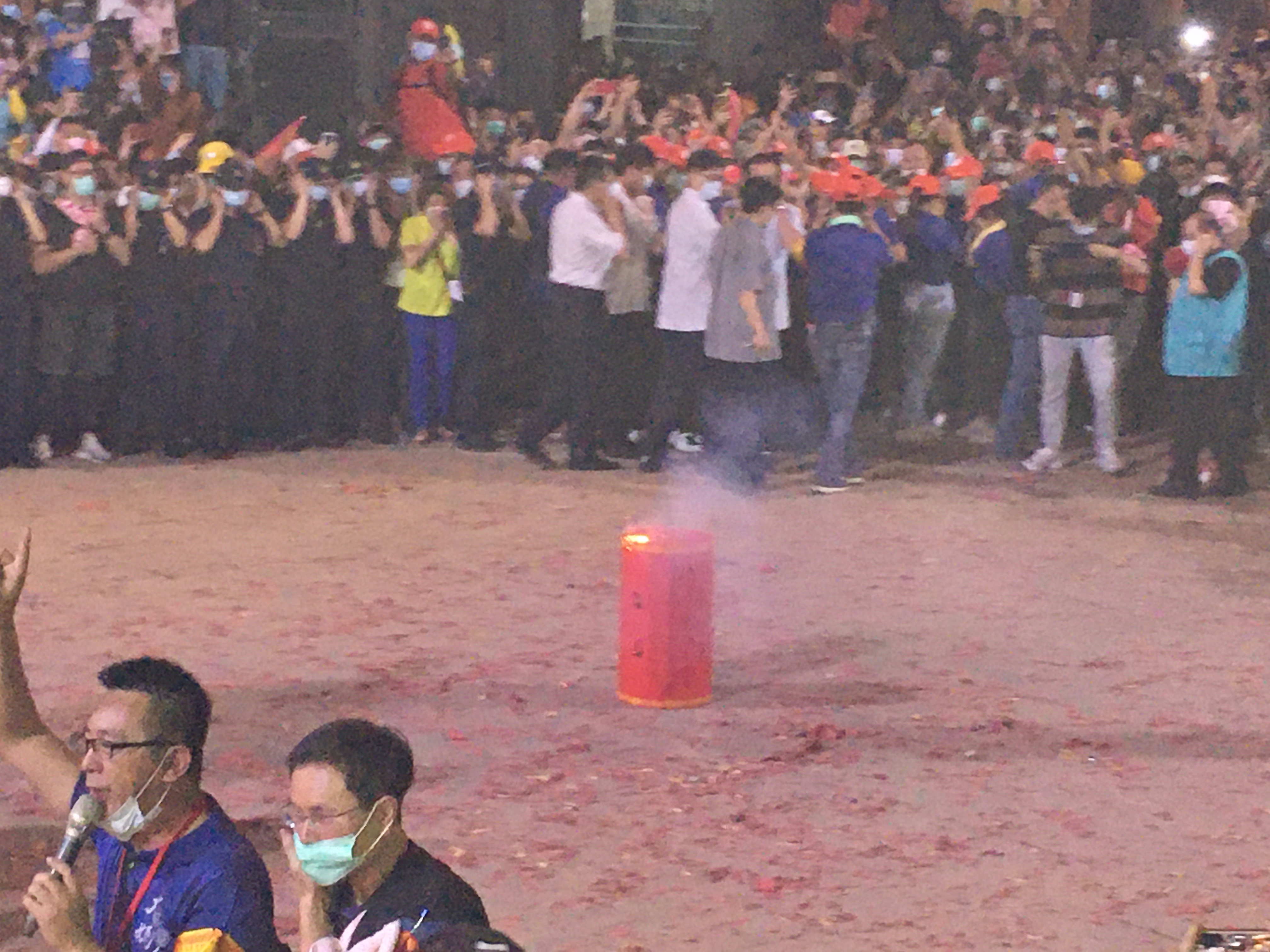 鎮瀾宮藉由起馬炮宣告媽祖神轎即將出門。（圖／記者黃彥昇攝）