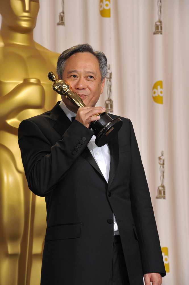 ▲2013年，李安奪得奧斯卡最佳導演獎，開心親吻獎座。（圖／Shutterstock ）