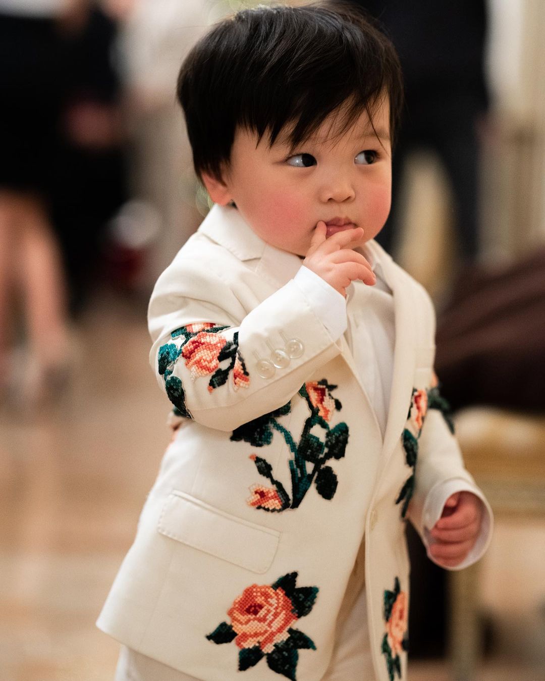 ▲▼BABY G穿著名牌DOLCE & GABBANA高訂服裝和GIVENCHY鞋子，模樣相當可愛。（圖／翻攝Christine Chiu IG）<img class=