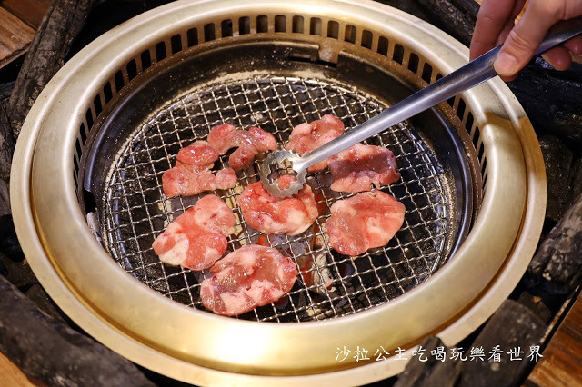 ▲富士山上裝了10種不同的肉品與食材，肉品的部分都是牛肉。（圖／WalkerLand）