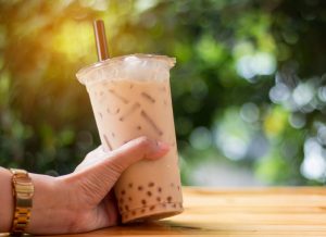 shutterstock_1093425287 ▲原PO好奇「為何大學畢業要去搖飲料」,貼文一出,也有網友曝光飲料店正職的薪水,讓不少網友嚇歪「屌打一堆人」。(示意圖/Shutterstock)