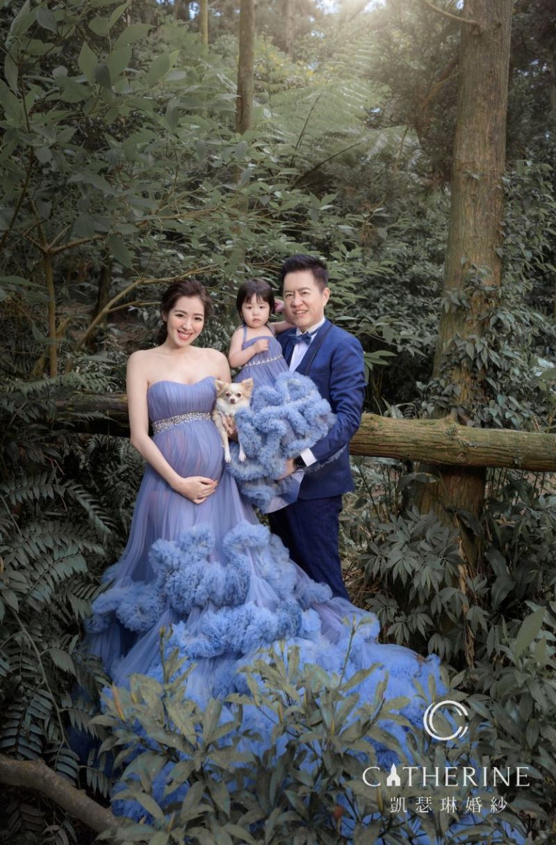 劉伊心挺8個月孕肚拍寫真　愛犬穿高訂服入鏡