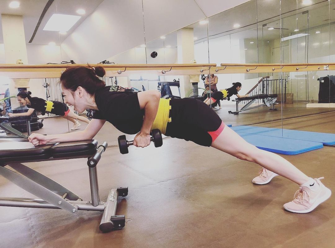 ▲徐若瑄靠168斷食法練出傲人腹肌。（圖／VOGUE提供）