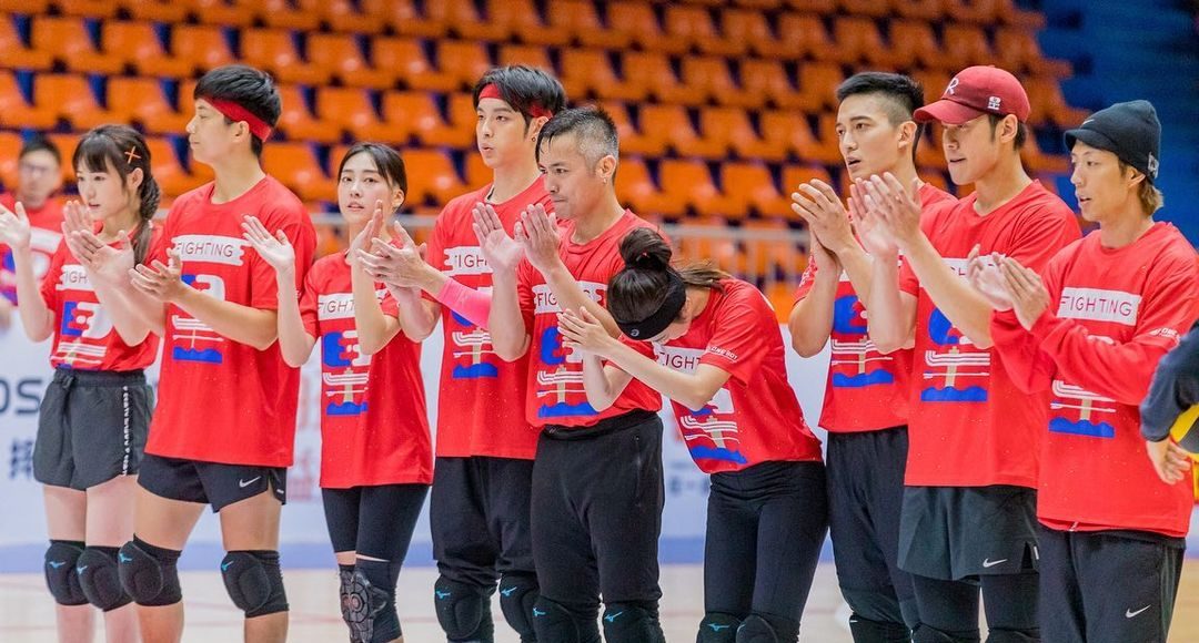 ▲同為紅隊的席惟倫（左三）在社群媒體取笑周予天（右二）是巨嬰，私下交情不錯。（圖／翻攝席惟倫臉書）