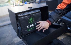 ▲外送商機近幾年擴大,不少人都投入外送員的行列。(示意圖/UberEats官網) ▲外送商機近幾年擴大,不少人都投入外送員的行列。(示意圖/UberEats官網)