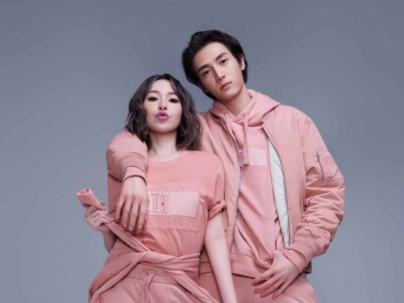 Elva(左)、黃皓(右)都遭狗吻。(圖/芒果TV微博)