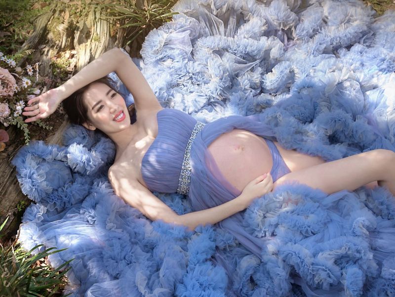 劉伊心挺8個月孕肚拍寫真　愛犬穿高訂服入鏡