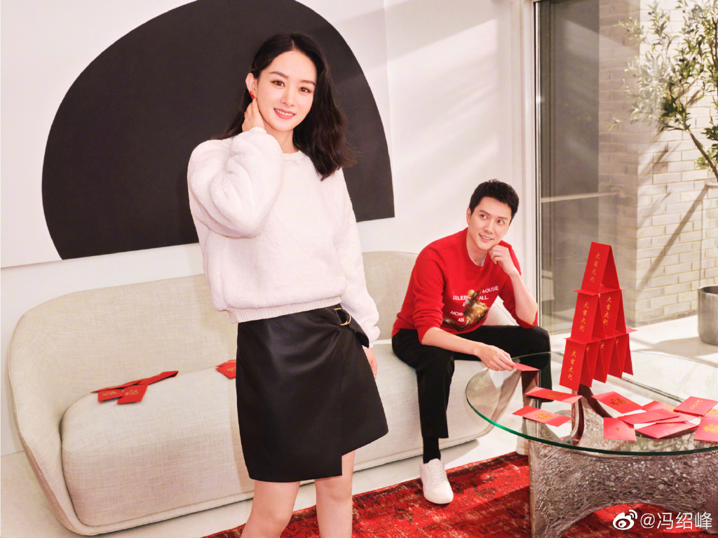 ▲▼馮紹峰去年還PO出和趙麗穎共同代言服飾的宣傳照，兩人相當登對。（圖／翻攝馮紹峰微博）<img class=