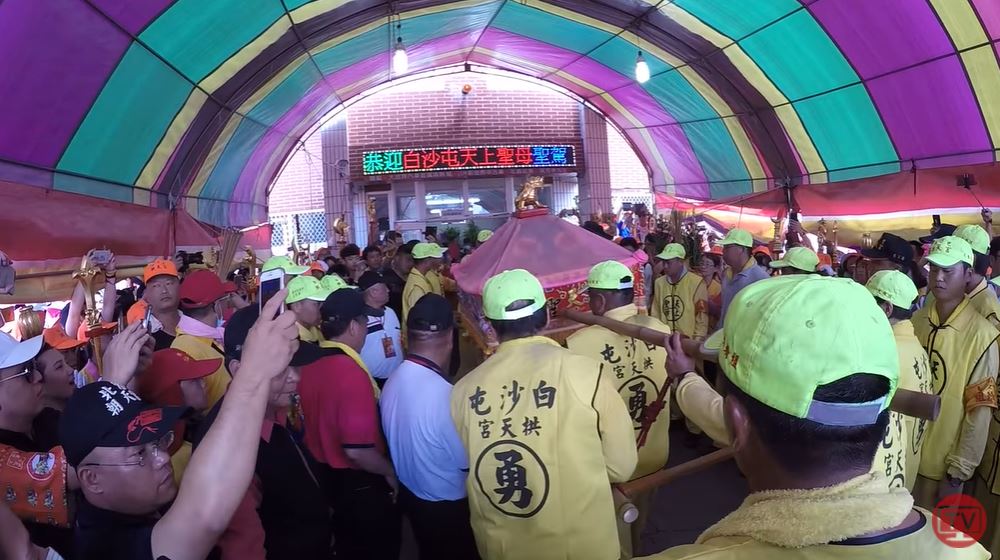 白沙屯媽祖與山邊媽祖再進入朝天宮前，必然停駕北辰派出所。（圖／翻攝自白沙屯媽祖網路電視台）