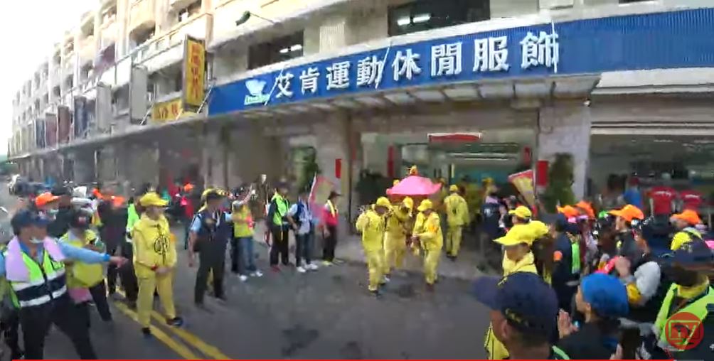 白沙屯媽祖今（12）日駐駕體育服飾店，一日內走遍「食衣住行」四大民生需求的據點。（圖／翻攝自白沙屯媽祖網路電視台）
