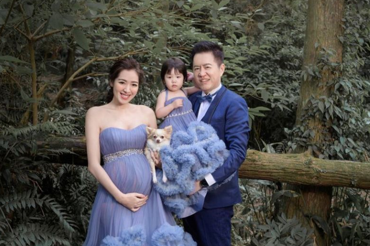 懷孕的劉伊心攜愛犬拍寫真。（圖／凱瑟琳婚紗攝影）