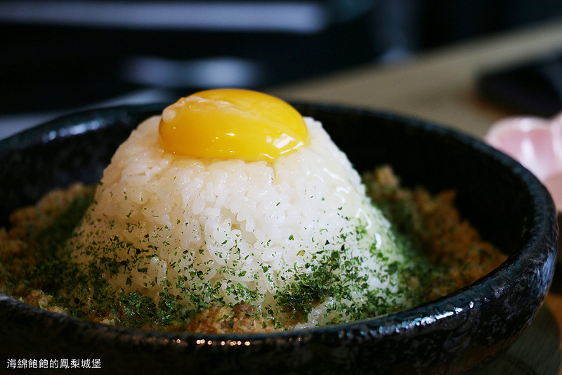 ▲把白飯堆成一座小山，上面加一個生蛋黃，造型是日本富士山。（圖／WalkerLand）