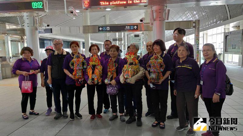 台中捷運通車，玉闕朝仁宮武財神等眾神拔頭籌搭捷運，賜福人車平安，營運順利。（圖／NOWnews記者柳榮俊攝，2021.4.26)