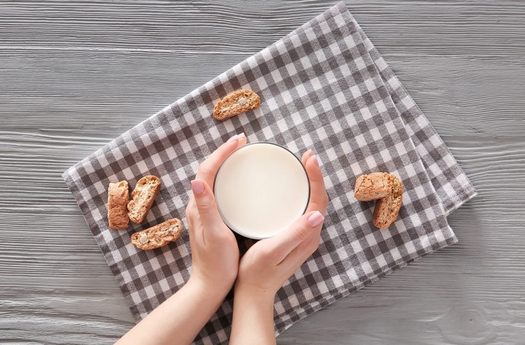 ▲網友分享自己多年的隱藏吃法，是用餅乾泡進牛奶裡頭，貼文引發許多共鳴，釣出不少人童年回憶。（圖／Shutterstock）