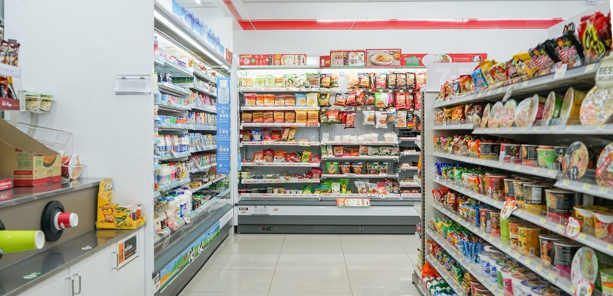 ▲許多忙碌的上班族或學生族群會選擇到超商購買微波食品暫時果腹打發一餐。（圖／Shutterstock）