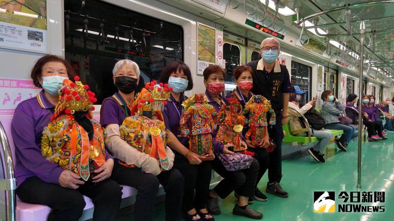 台中捷運通車，烏日區闕朝仁宮武財神托夢也要搭，今日圓夢搭上捷運了。（圖／NOWnews記者柳榮俊攝，2021.4.26)