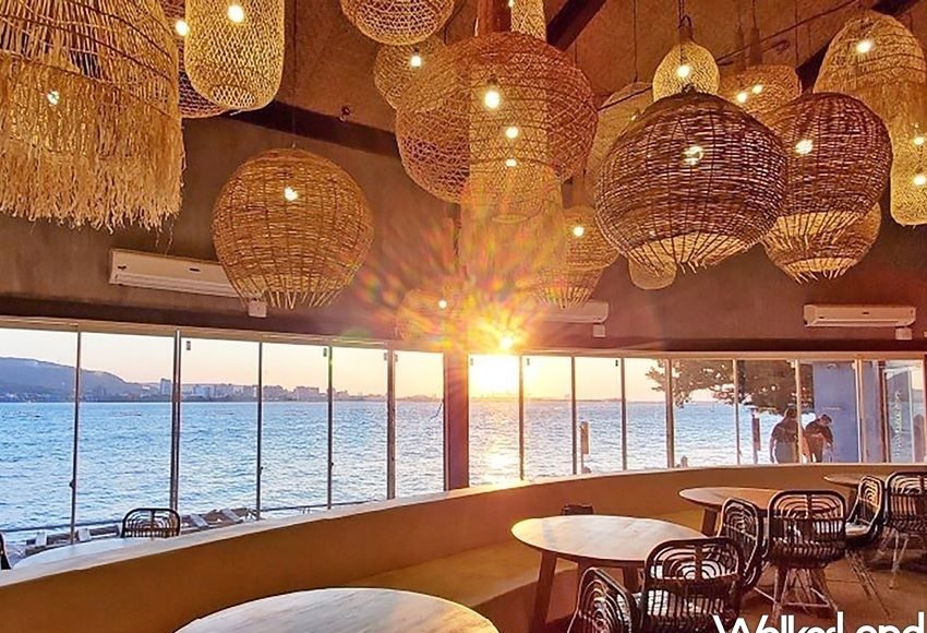 ▲來去淡水放空！淡水最美景觀餐廳重新改裝回歸　超療癒「整片夕陽河景落地窗」搶攻必拍景點。（圖／WalkerLand）