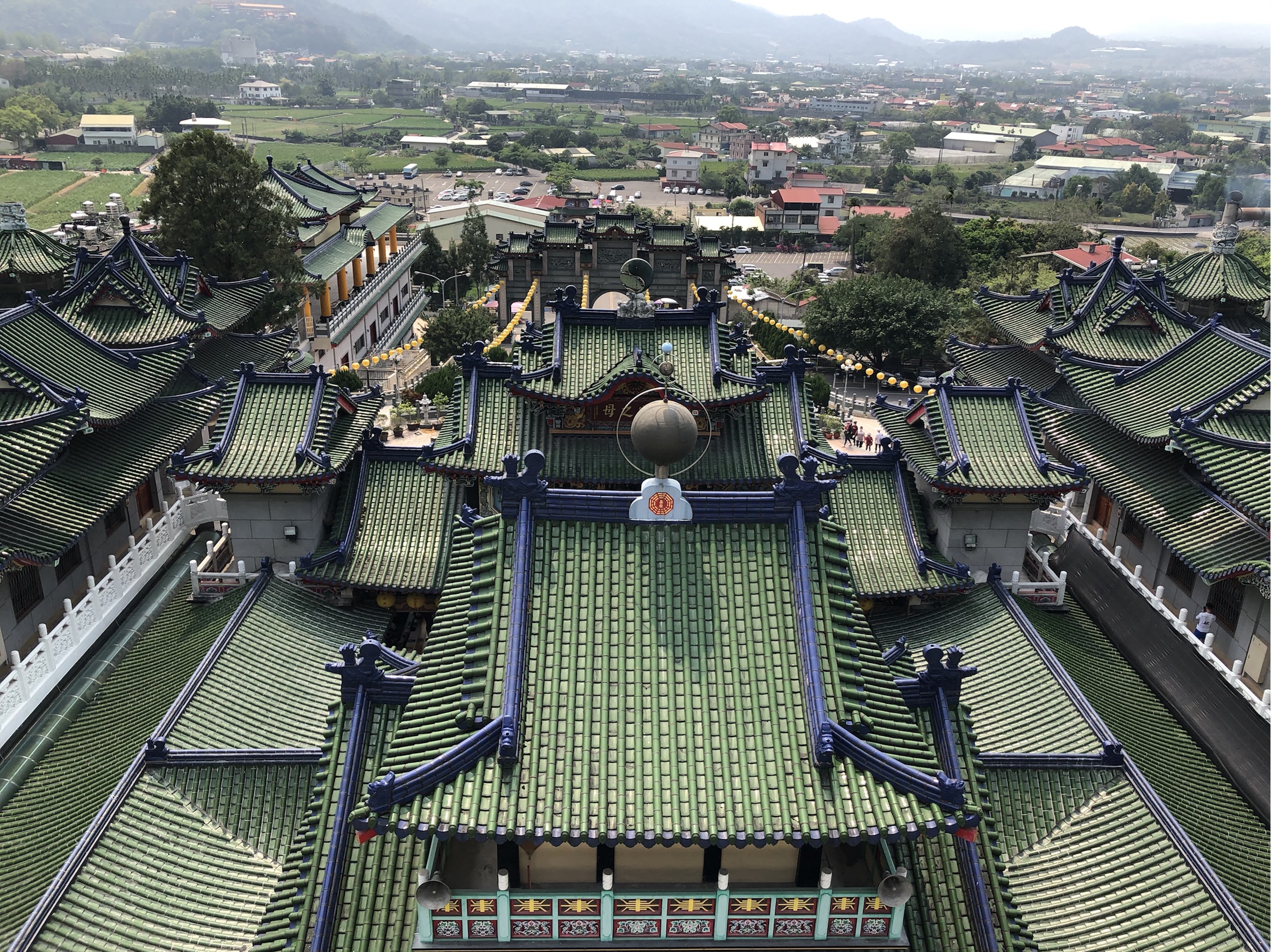 寶湖宮地母廟主祀地母至尊，廟頂有一顆地球象徵大地。（圖／記者黃彥昇攝）