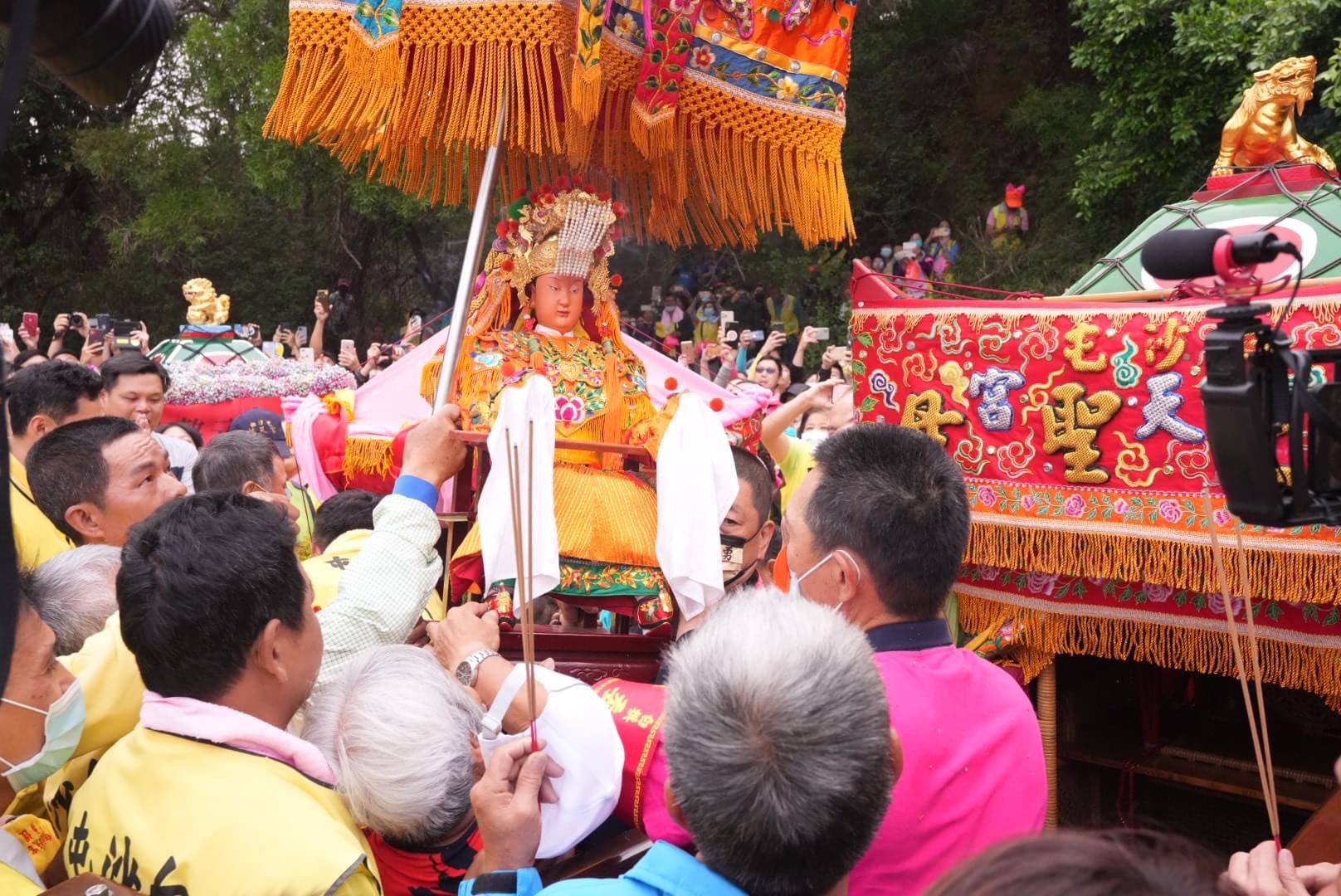 白沙屯媽祖與山邊媽祖依慣例在秋茂園「換轎」。（圖／梁朝安提供）