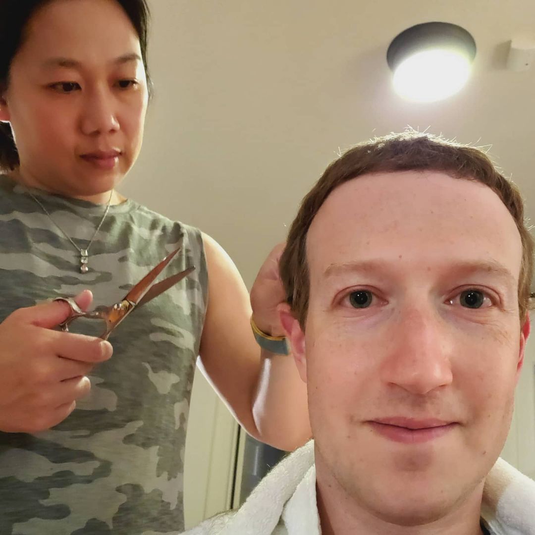 ▲疫情期間減少外出，祖克伯秀出老婆為其剪髮的恩愛照。（圖／ Mark Zuckerberg IG）