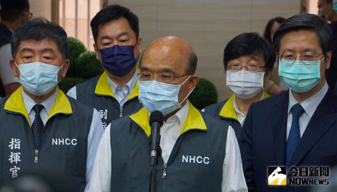 ▲行政院長蘇貞昌在疫情指揮中心指揮官陳時中等人陪同下，視察疫情指揮中心，給予打氣。（圖／記者呂炯昌攝，2021.05.01）
