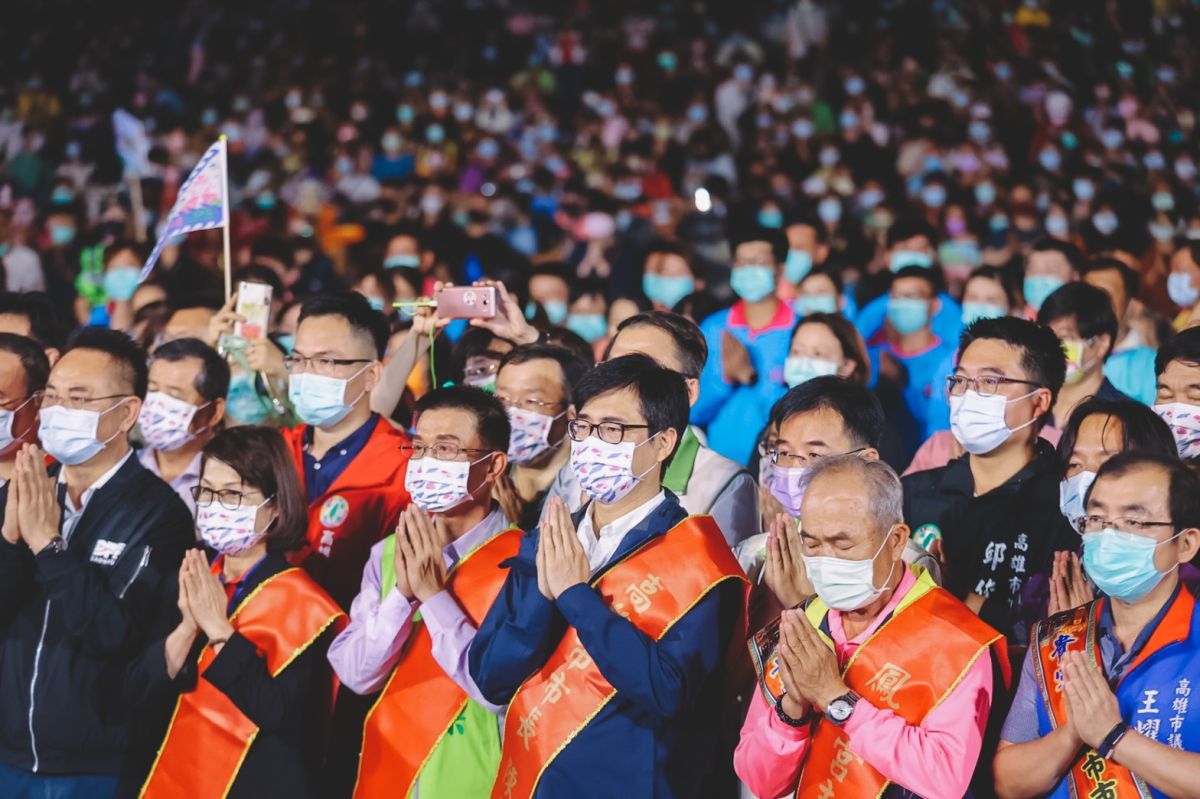 ▲林園鳳芸宮媽祖海巡首次駐駕愛河灣，市長陳其邁除特別感謝此次四年一科海巡媽祖首次來高雄港愛河灣駐駕一夜，也感謝媽祖婆慈悲消災解厄，天佑高雄。(圖／高市府提供)