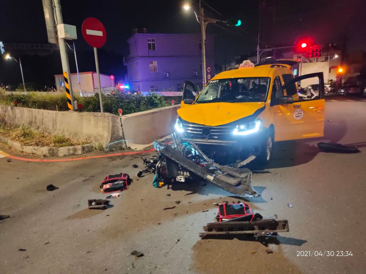 ▲平鎮昨夜發生重機與計程車擦撞車禍，釀1死1失蹤。（圖／記者李春台翻攝）